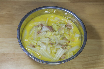 一盆猪肉炖白菜汤