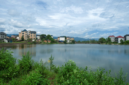 乡村湖畔风光