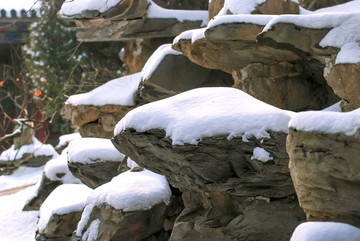 假山积雪