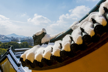 雪后大殿屋檐