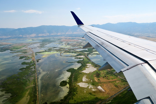 空中俯视大地 航拍湿地