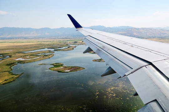 低空飞行 掠过湿地