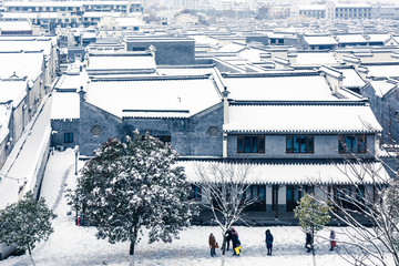 俯瞰雪后的老门东建筑群