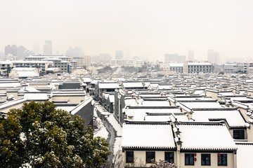 俯瞰雪后的老门东建筑群