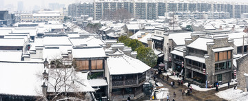 俯瞰雪后的老门东建筑群