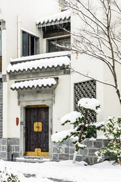 雪后的中式房屋