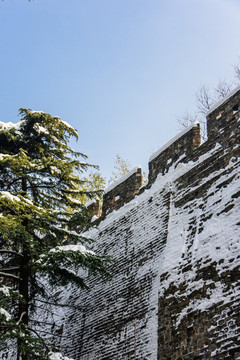 白雪覆盖的明城墙