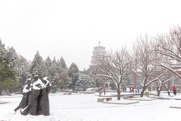 大雪中的大唐慈恩寺遗址公园