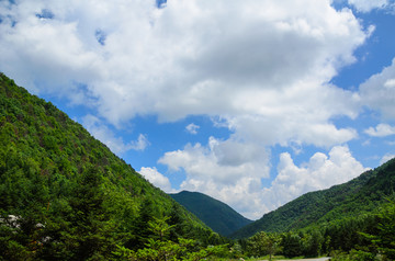 山峰白云