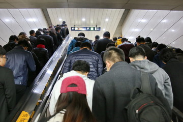地铁站拥挤人流