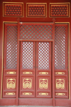 描金边的传统中式四开红木门