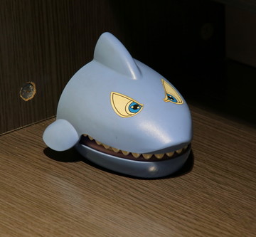 鲨鱼头玩具