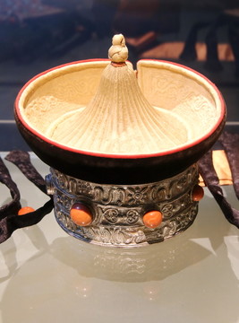巴尔虎蒙古古族贵妇银镶珊瑚帽子