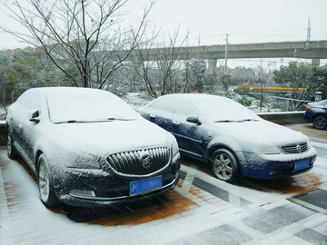 停车场雪景