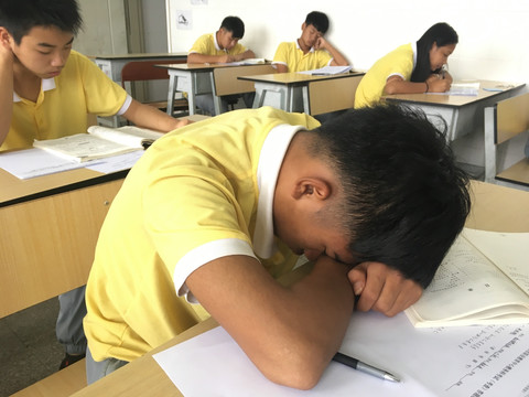 考试睡觉