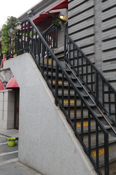 铁艺扶手的楼梯梯