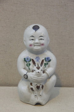民国时期白釉点彩瓷抱兔童子