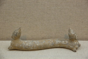 汉代代人首蛇身灰陶俑