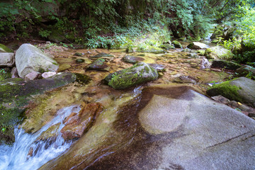 山间溪流