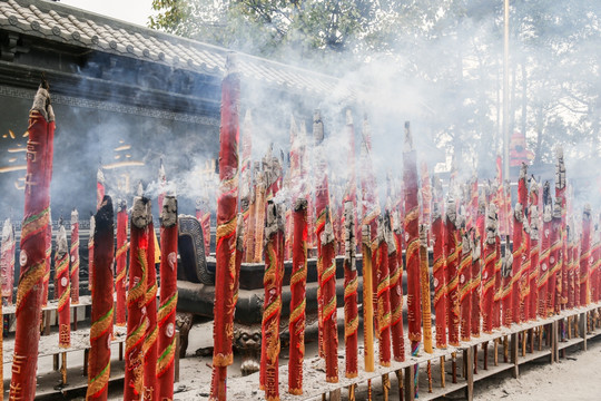 香火缭绕