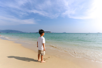 海边沙滩上的男孩