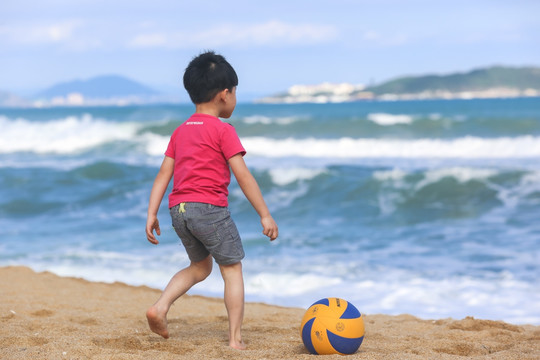 海边沙滩上玩耍的男孩