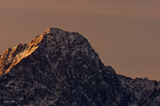 雪山曙色