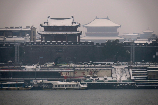 古城襄阳临汉门雪景