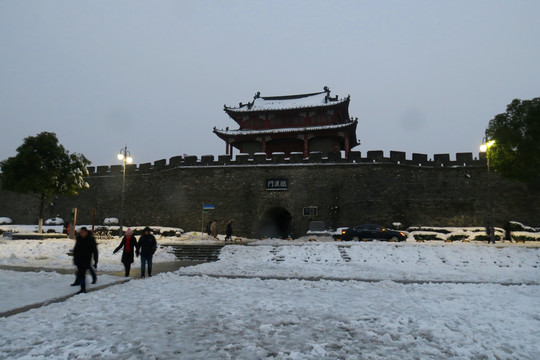 襄阳古城临汉门雪景