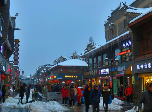 北街雪景夜色