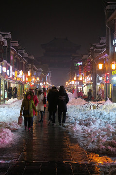 北街雪景夜色