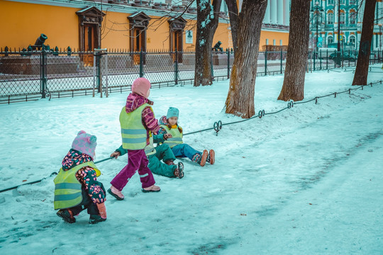 俄罗斯儿童雪地嬉戏