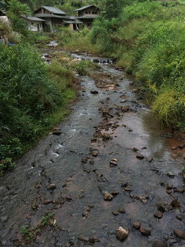 小河流水人家