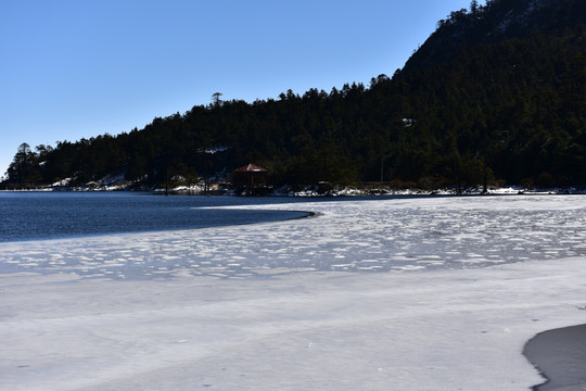 凉山 螺髻山 草海 雪景 湖泊