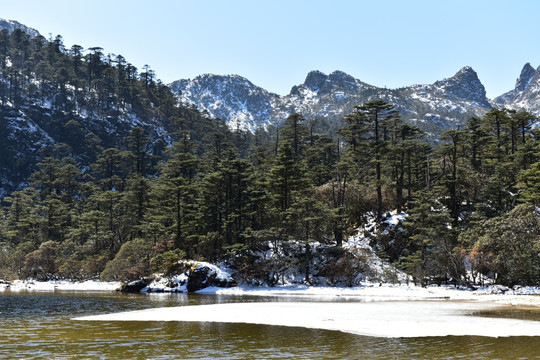 凉山 螺髻山 雪景 湖泊 冰湖