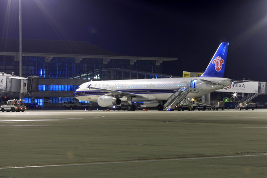 飞机 夜景 沈阳机场 南方航空