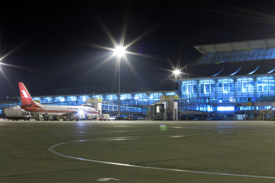 飞机 夜景 沈阳机场 上海航空