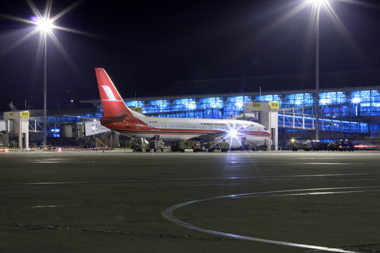 飞机 夜景 沈阳机场 上海航空