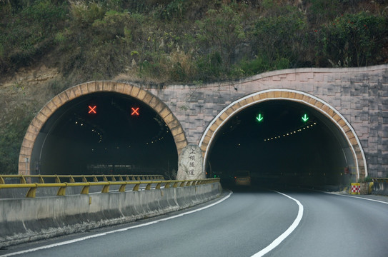 公路隧道口