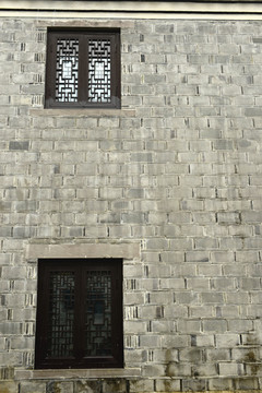 老砖墙与木窗