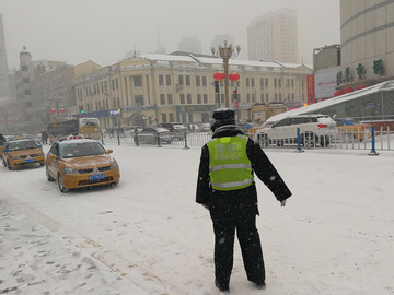 交警在风雪中