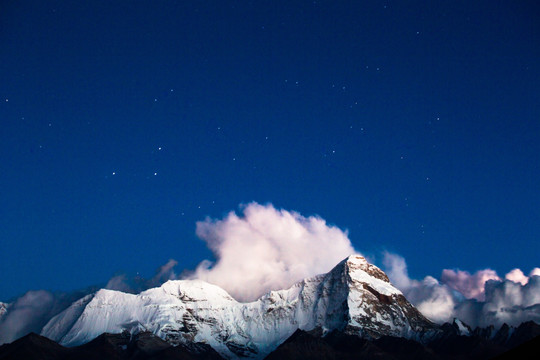 星空下的雪山