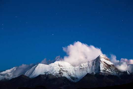 星空下的雪山