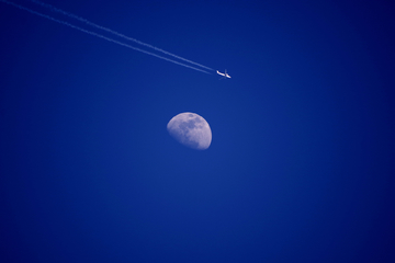 飞机与月亮