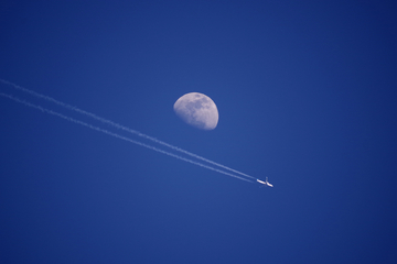 飞机与月亮