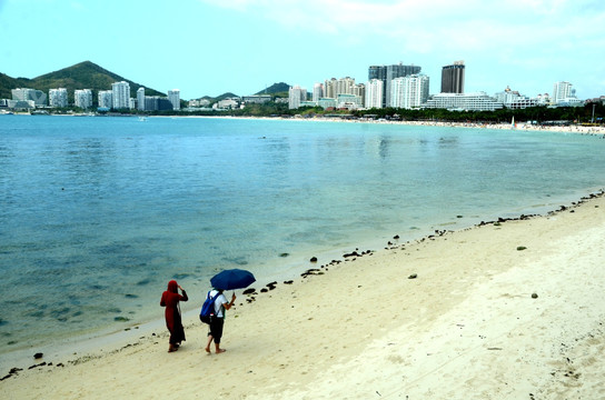 漫步海滩的情侣