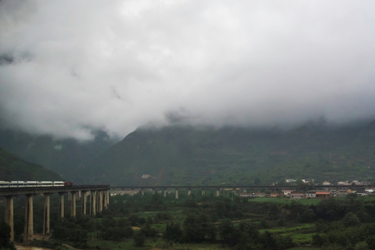 铁路进山村