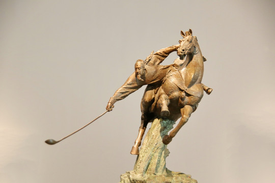 关公骑马打马球雕像