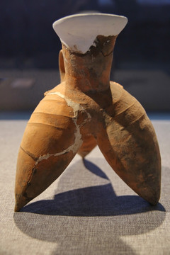 良渚文化时期的红陶袋足鬶