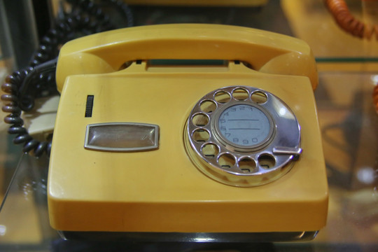 老式式黄色拨盘座机电话